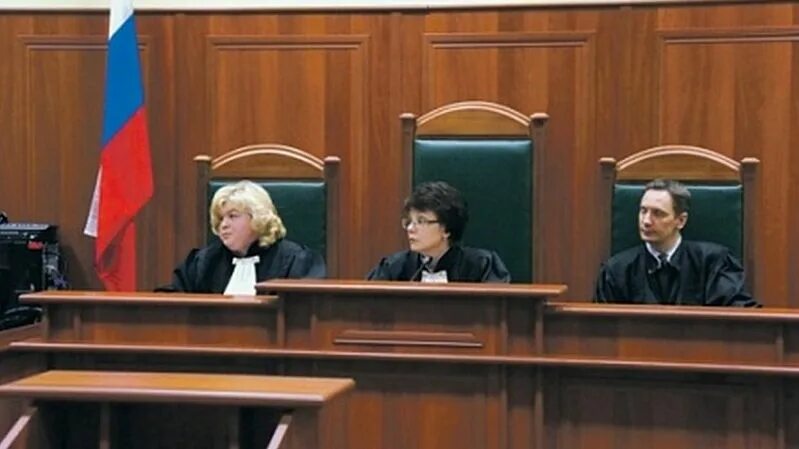 Заседание судей или суда. Судья в суде. Суд с тремя судьями. Суд заседание. Коллегиальный состав судей.