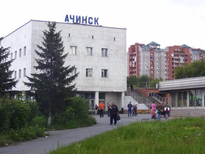 Город ачинск красноярского края. Ачинск(станция)красноярский край. Гостиный дворик ачинск сауна. Ачинск вокзал. Гостиный двор гостиница ачинск.