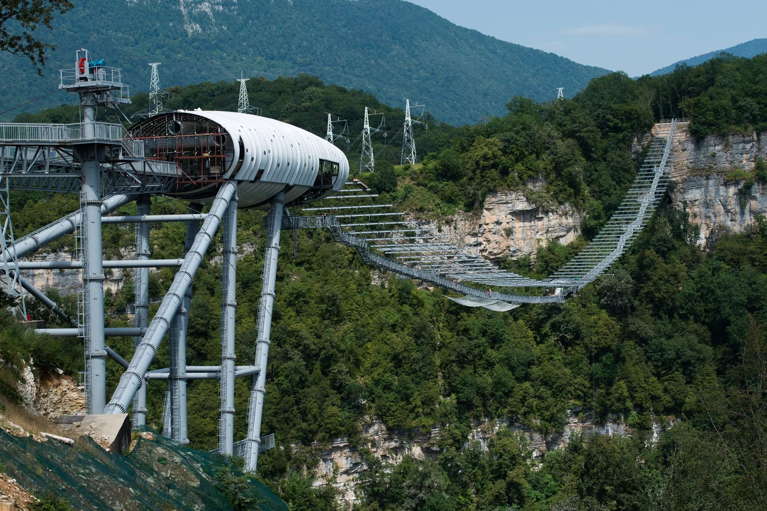 Сочи адлер скайпарк. Мост адлер красная поляна. Сочи мост над пропастью скайпарк. Мост в сочи. Сочи мост над пропастью скайпарк.