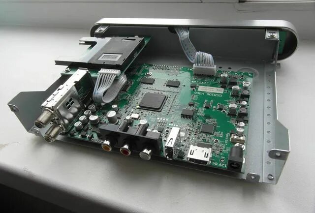 В телевизоре сломался штекер-гнездо. Гнездо для антенны в телевизоре самсунг. Замена тв тюнера в телевизоре. T2 приставка. Плата тв приемника т2.