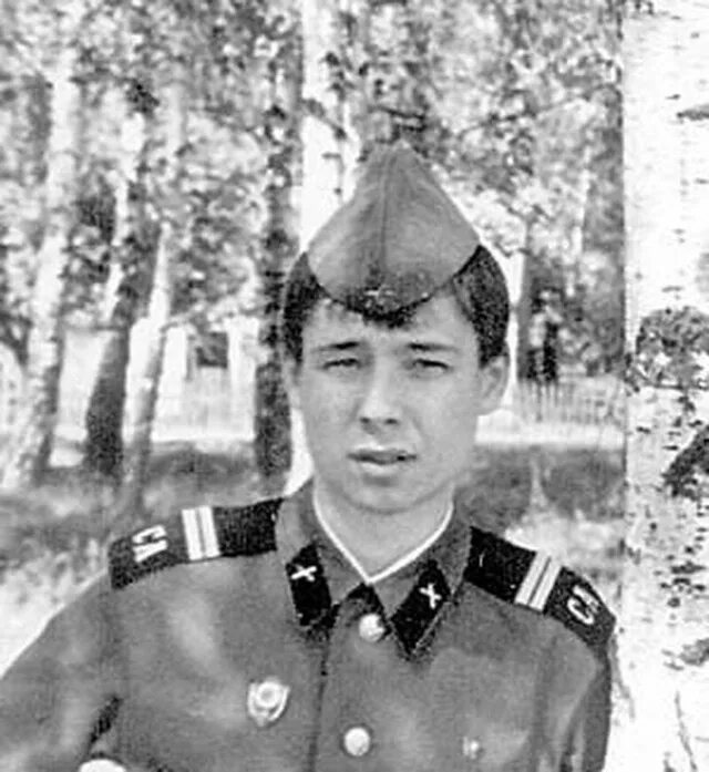 Он служил а он нет. Он служил а он нет