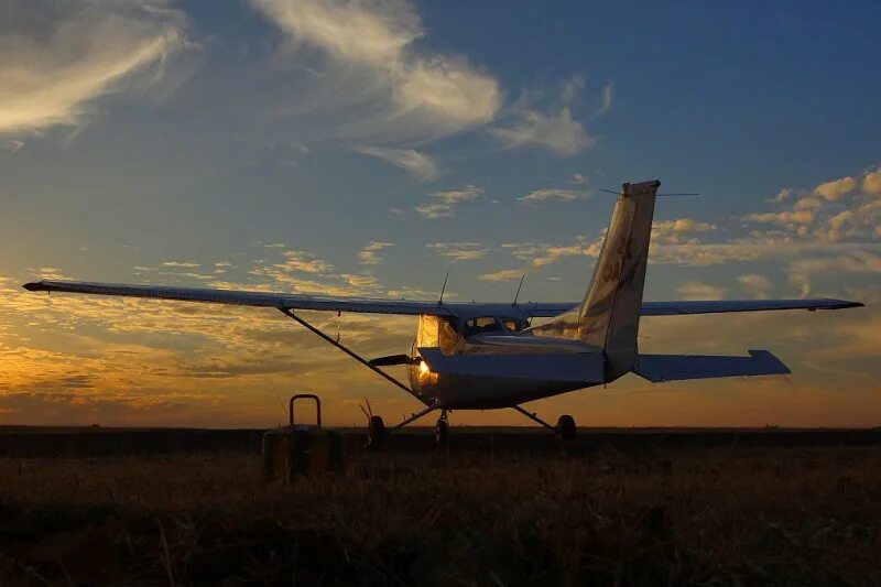 Полет на маленьком самолете. Cessna 172. Полет Cessna 172 кабина. Cessna 172 вечер. Cessna 172 аэродром.