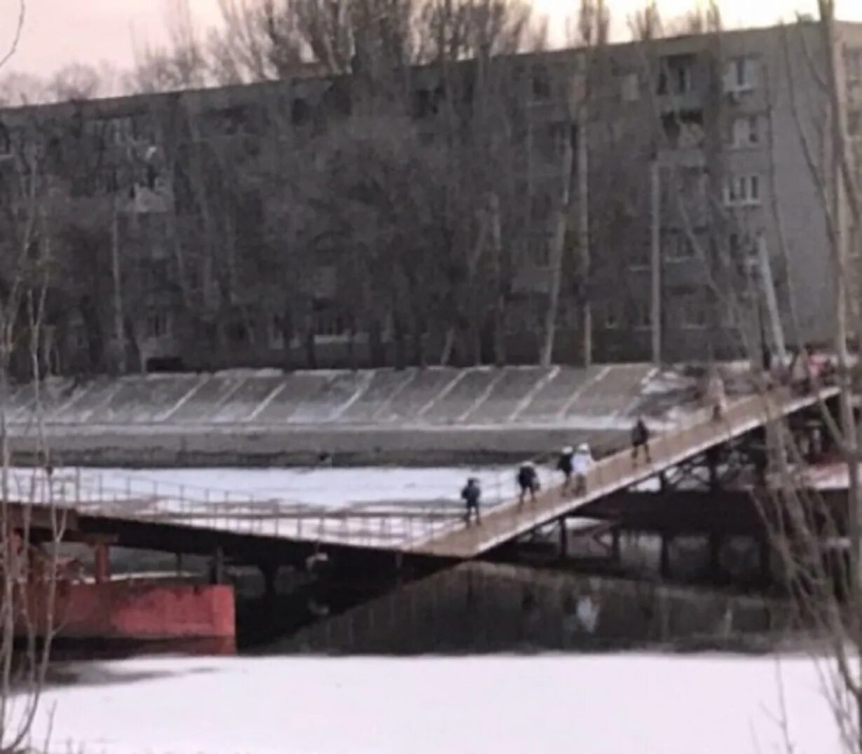 Понтонный мост через серебряную Воложку Астрахань. Мост десятка Астрахань. Понтонный мост Астрахань. Пешеходный мост в Астрахани.