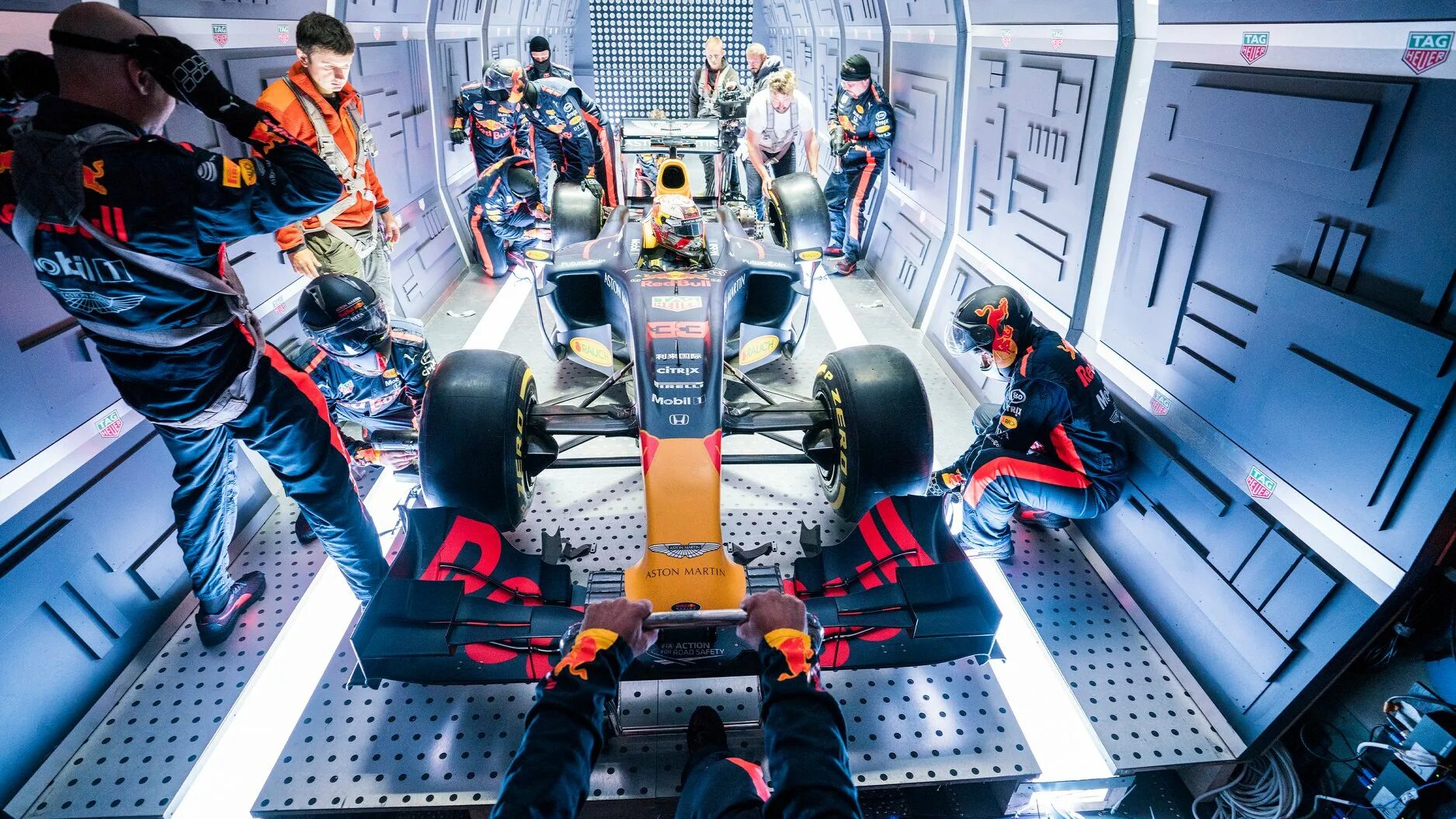 Формула 1 внутри. Red bull пит стоп в невесомости. формула 1 механики питстоп. болиды формула 1 ред булл пит стоп. невесомость.