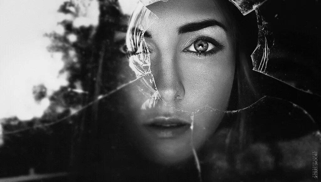 Мокрые губы. Стеклянная девочка. Фотосессия с мокрым стеклом. Девушка за стеклом. Девушка в брызгах воды.