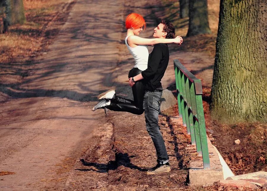 Куросаки и орихиме. Объятия. Рыжая девушка с парнем. Рыжую девку парни. Мужчина и женщина рыжая.