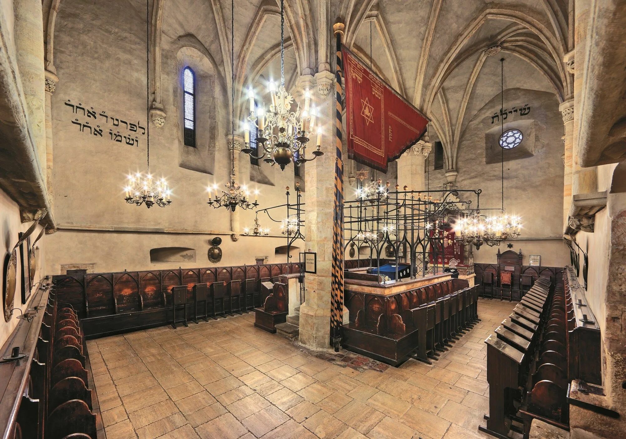 Пражской синагоги. Староновая синагога Чехия. Синагога старинная в Праге. Староновая синагога в Праге внутри. Староновая синагога в Праге фото.