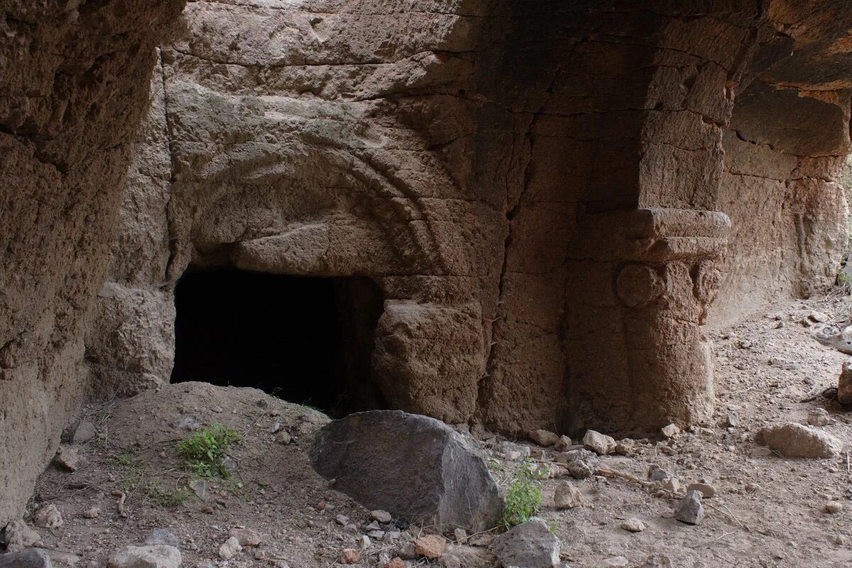Ancient cave. Пещерные жилища Горис. Пещера для Ани. Подземный город Ани. Пещерный город Армения.