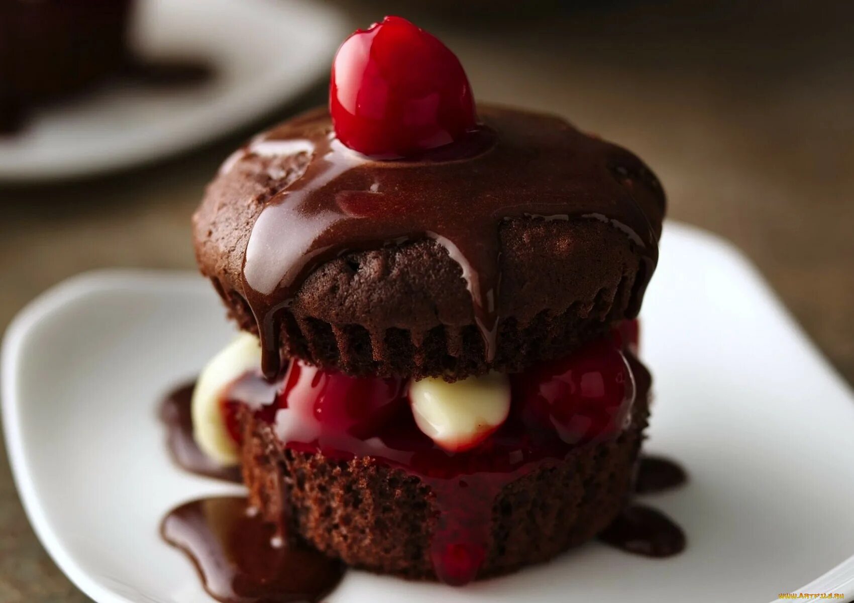 Пирожное в шоколаде. Красивые пирожные. Красивые сладости. Шоколадный кекс. Шоколадное пирожное с вишней.