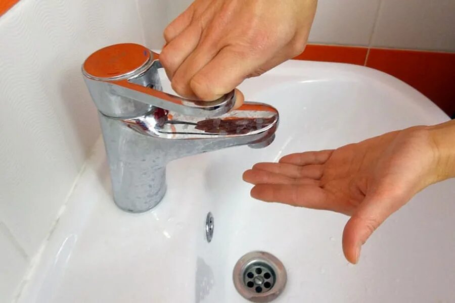 Горячая вода левобережная. Кран с водой.