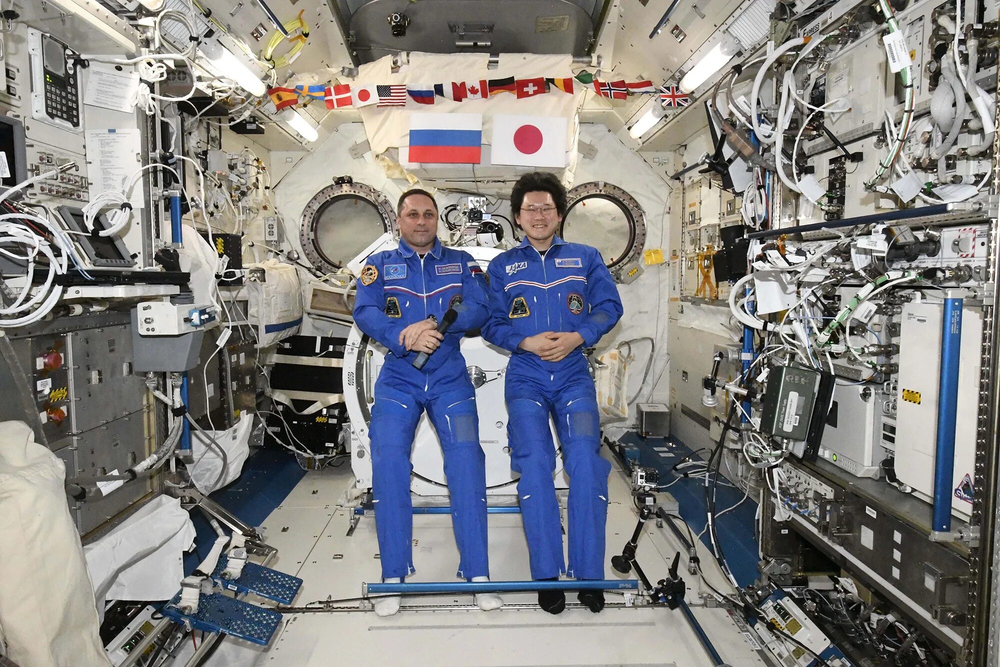 Какая космическая станция сейчас работает в космосе. МКС Шкаплеров. Кабина Космонавта. Японцы на МКС. Японский космонавт на международной космической станции.