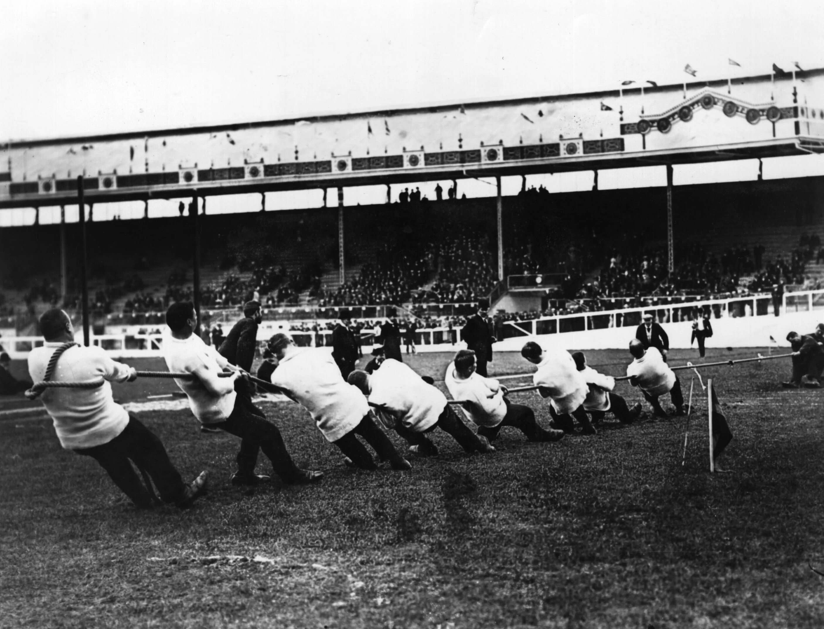 History of sports. Лондон 1908 перетягивание каната. Игры IV олимпиады 1908 года в Лондоне.