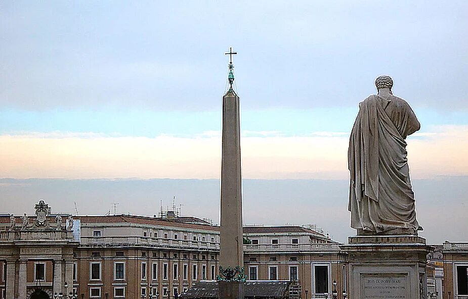 Апостол петра молния. Памятник апостолу Петру.