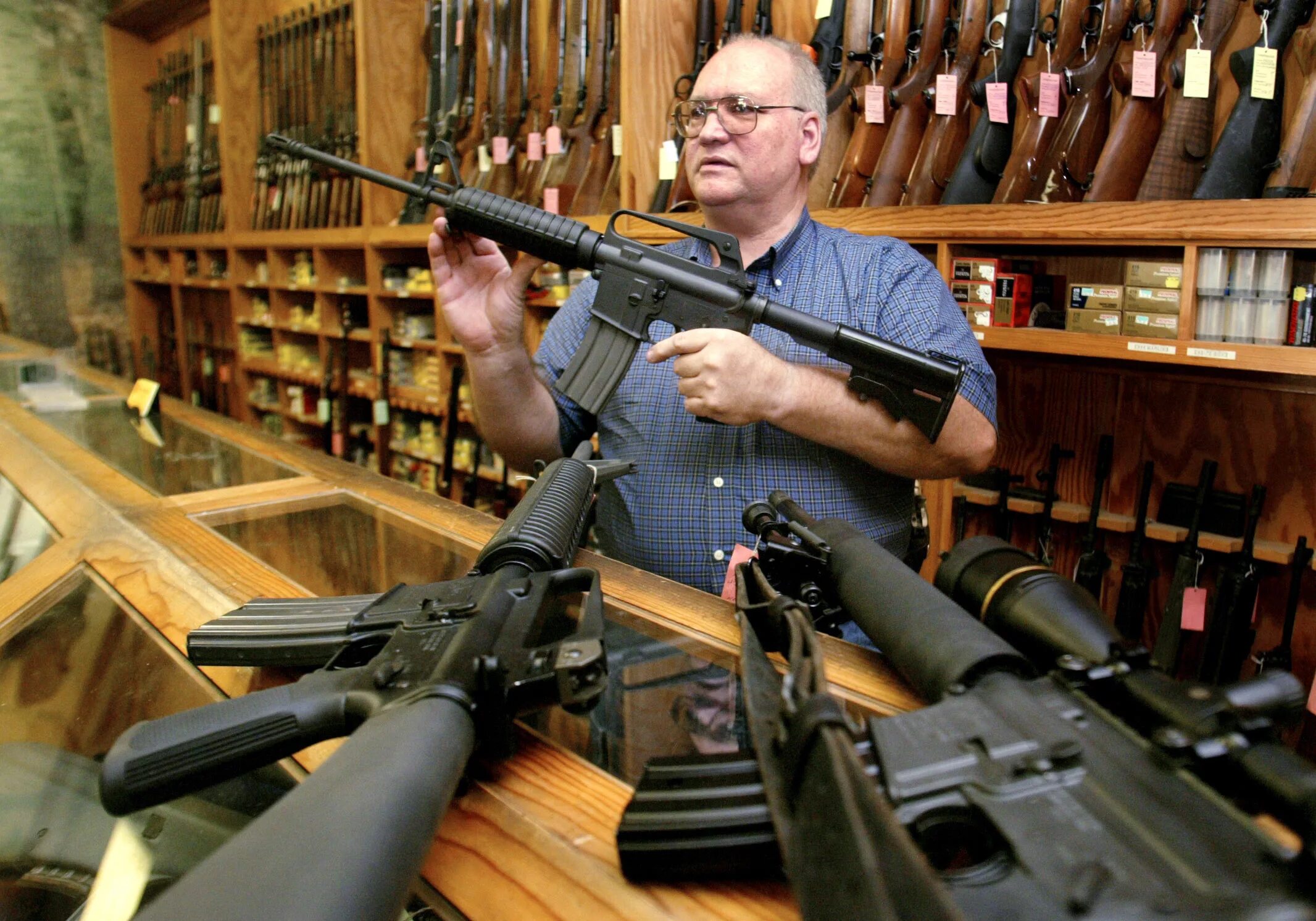 Легальное оружие в россии. Американское оружие. Магазин оружия в Америке. Оружейный магазин в США. Гражданское огнестрельное оружие.
