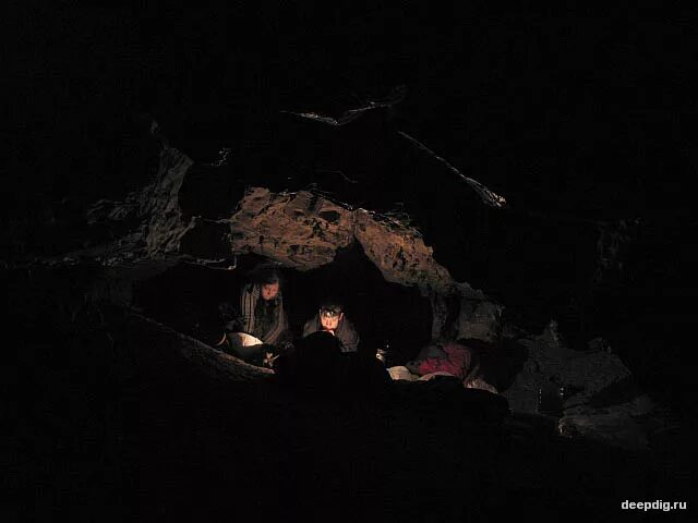 группа студентов в пещере