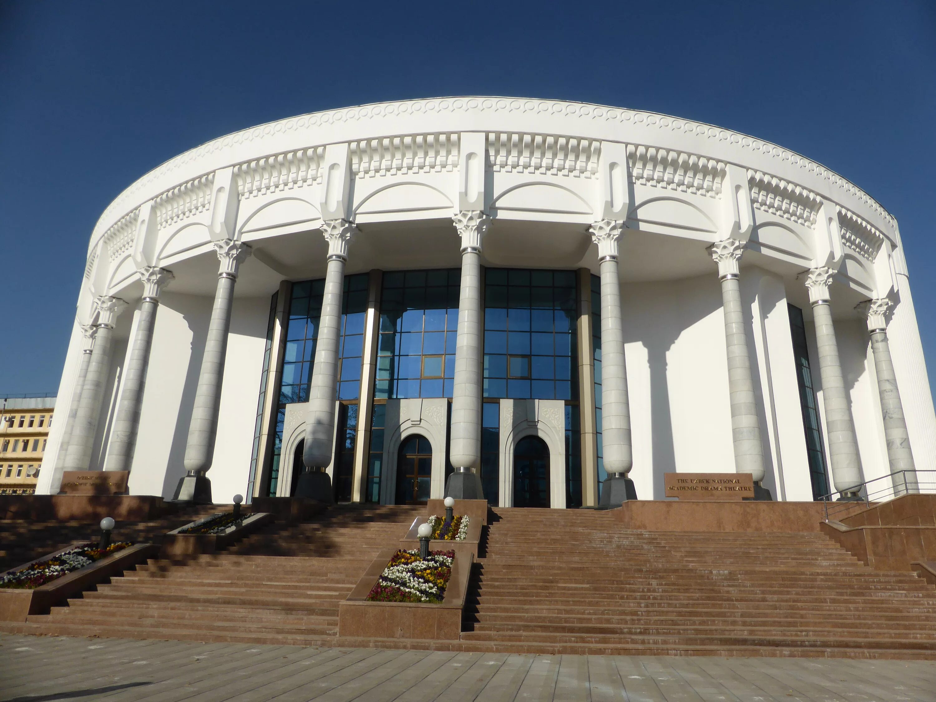 Театр имени навои. Национальный академический драматический театр узбекистана. театр драмы ташкент. узбекский драматический театр им хамзы. театр хамза в ташкенте.