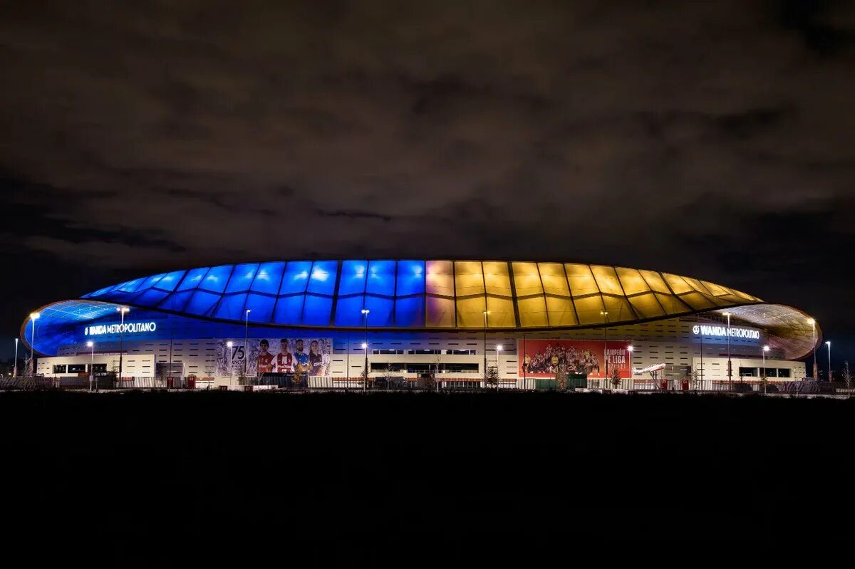 Blue arena. Стадион Атлетико Мадрид. Стадион Баварии Украина. Стадион Баварии в цвета Украины. Цвета стадиона Баварии.