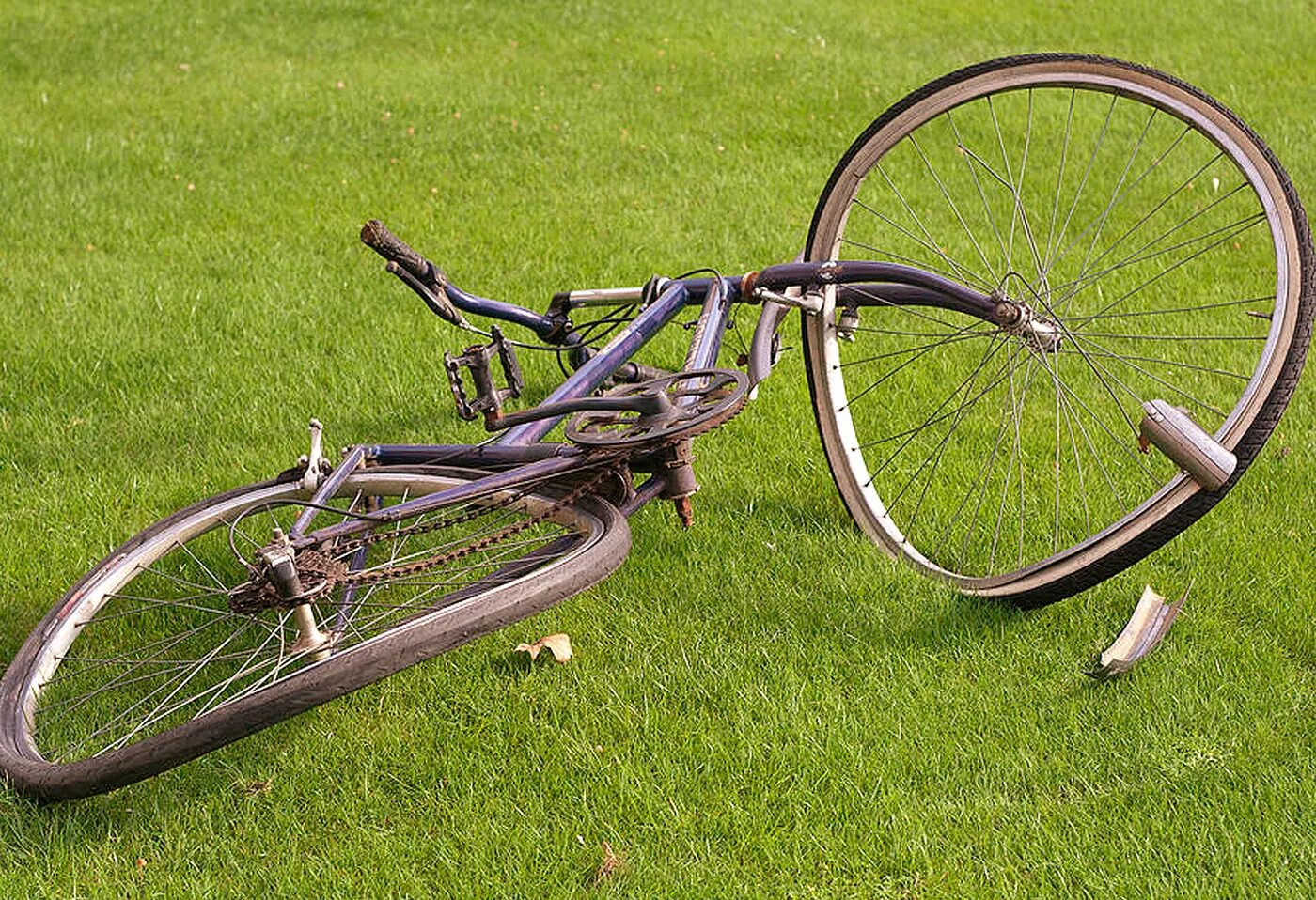 Broken bike. Поломанный велосипед. Ломает велосипед. Разбитый велосипед. Велосипед сломался.