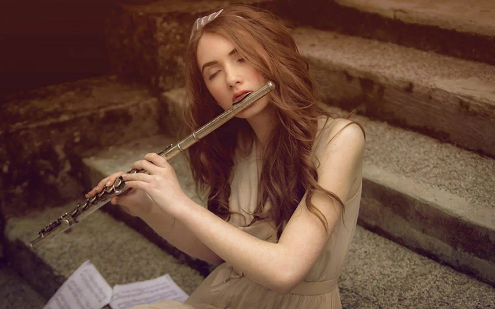Девушка с флейтой. Девушка флейтистка. Девушка с музыкальным инструментом. Девушка играет на флейте. Игра на дудке