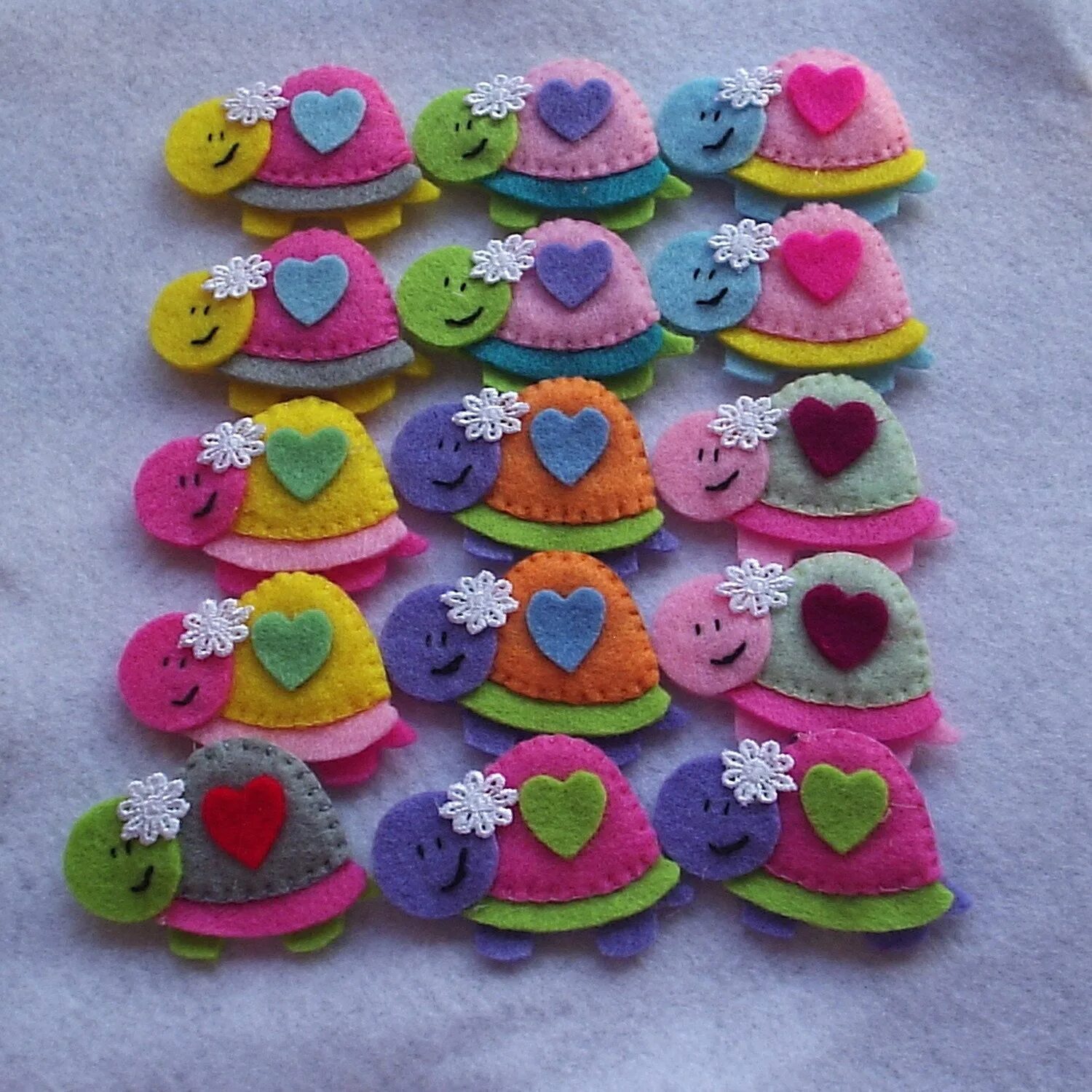 фетр поделки. шьем из фетра вместе с детьми. плоские фигурки из фетра. заяц из фетра. детские аппликации из фетра.