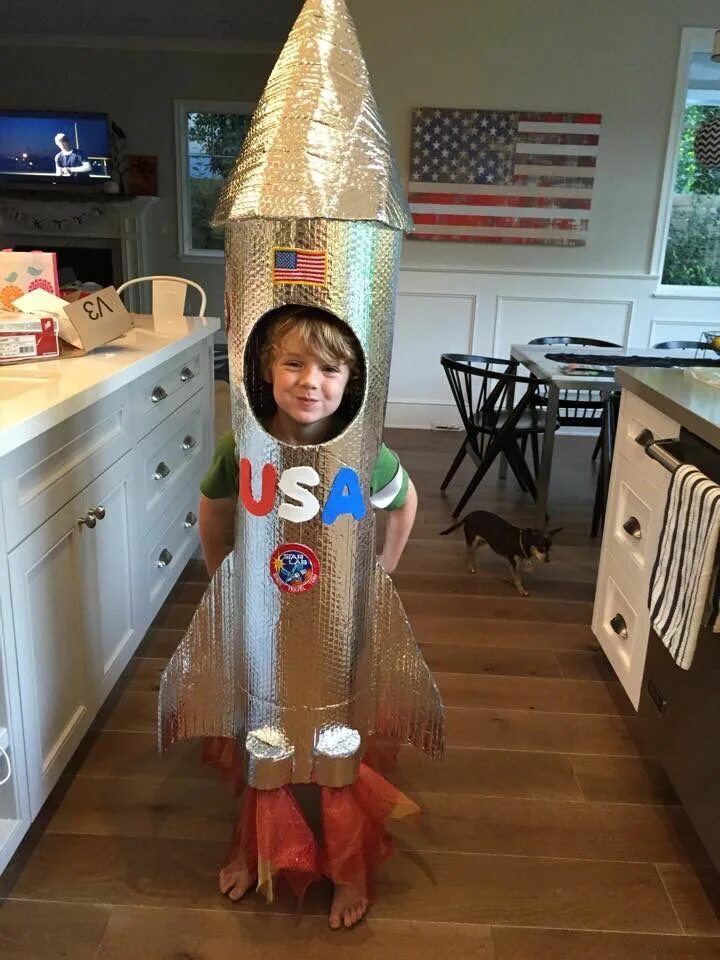 Космический костюм. Космический костюм для мальчика. Костюм ракеты для детей. Костюм в садик на день космонавтики. Костюм космонавта из фольги