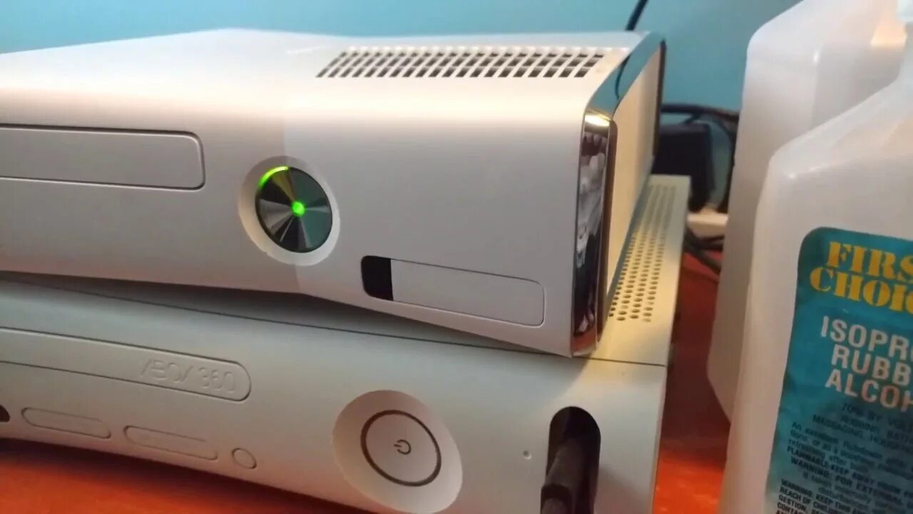 Хбох читы. Xbox 360 Slim White. Xbox 360 Slim белый. Xbox 360 Slim 4gb "белый жемчуг". Xbox 360 e белый.