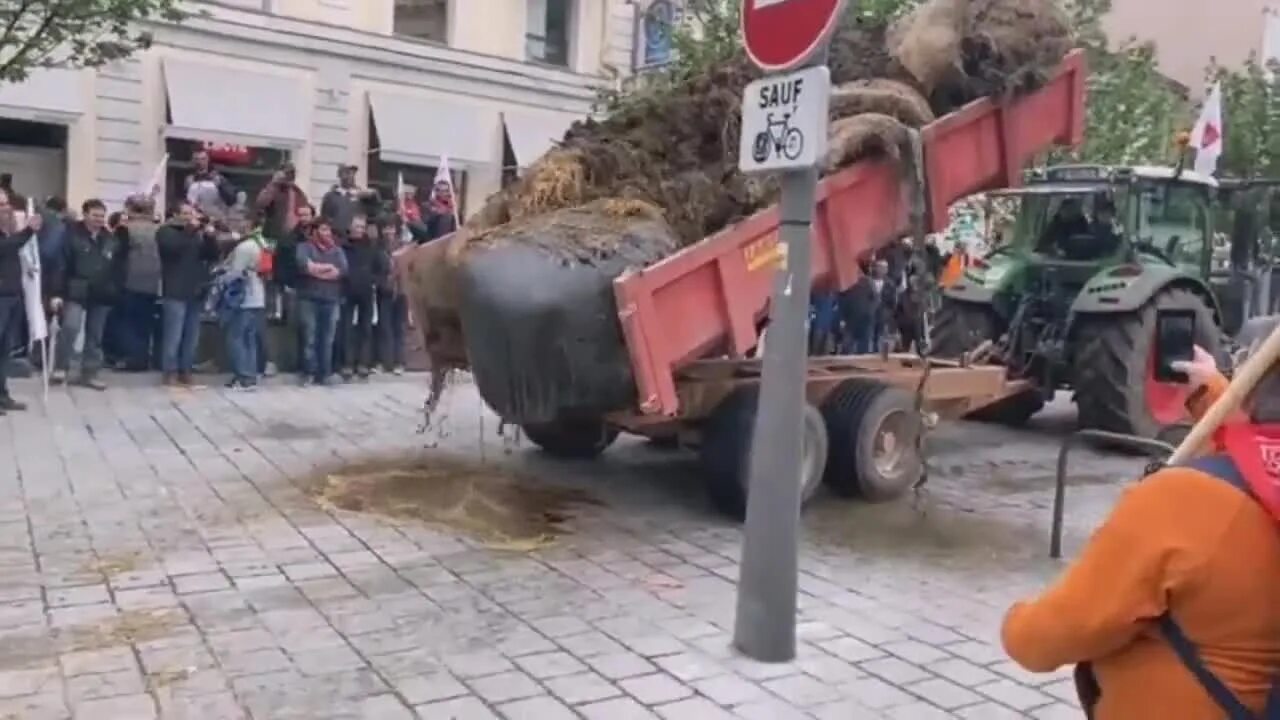 горящие покрышки во франции. бунт фермеров во франции. закидали навозом во франции. бунт фермеров во франции. забастовка фермеров во франции.