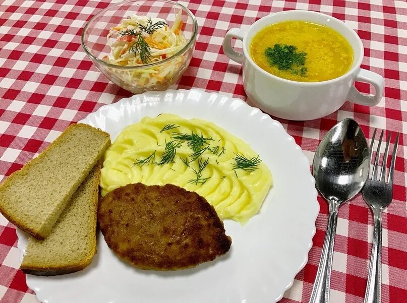 Обед саров. Домашняя еда. обед. вкусный обед. блюда в столовой.