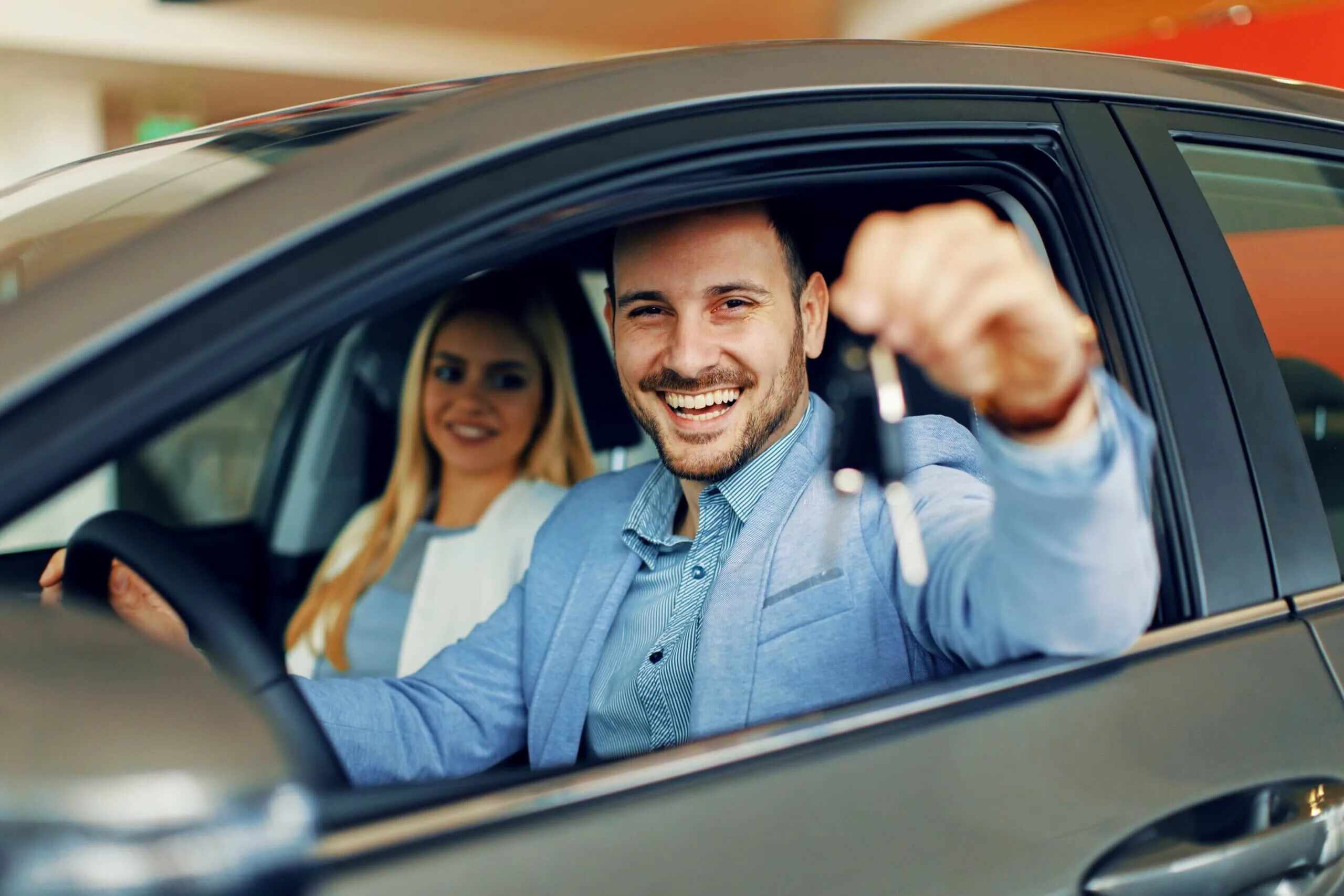Сдача авто. Автомобиль. автокредит. человек продает машину. автопрокат.
