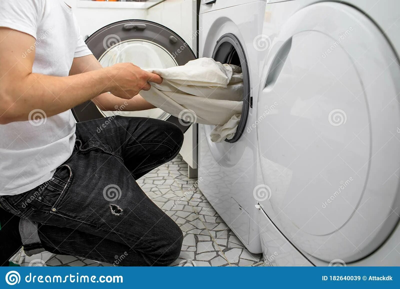 Уровень 32 помоги машинке. Мужчина кладет белье в стиральную машину. Достает белье из машинки. Laundry Day. Как правильно укладывать белье в стиральную машину автомат.