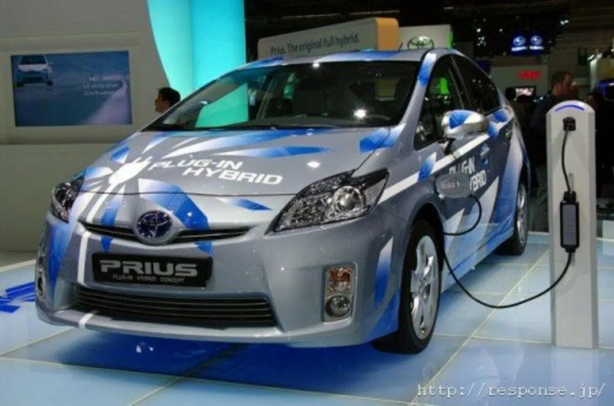 Тойота приус электромобиль. Королла аксио гибрид. Toyota prius plug-in зарядка. Приус автодом. Электрокар тойота приус.