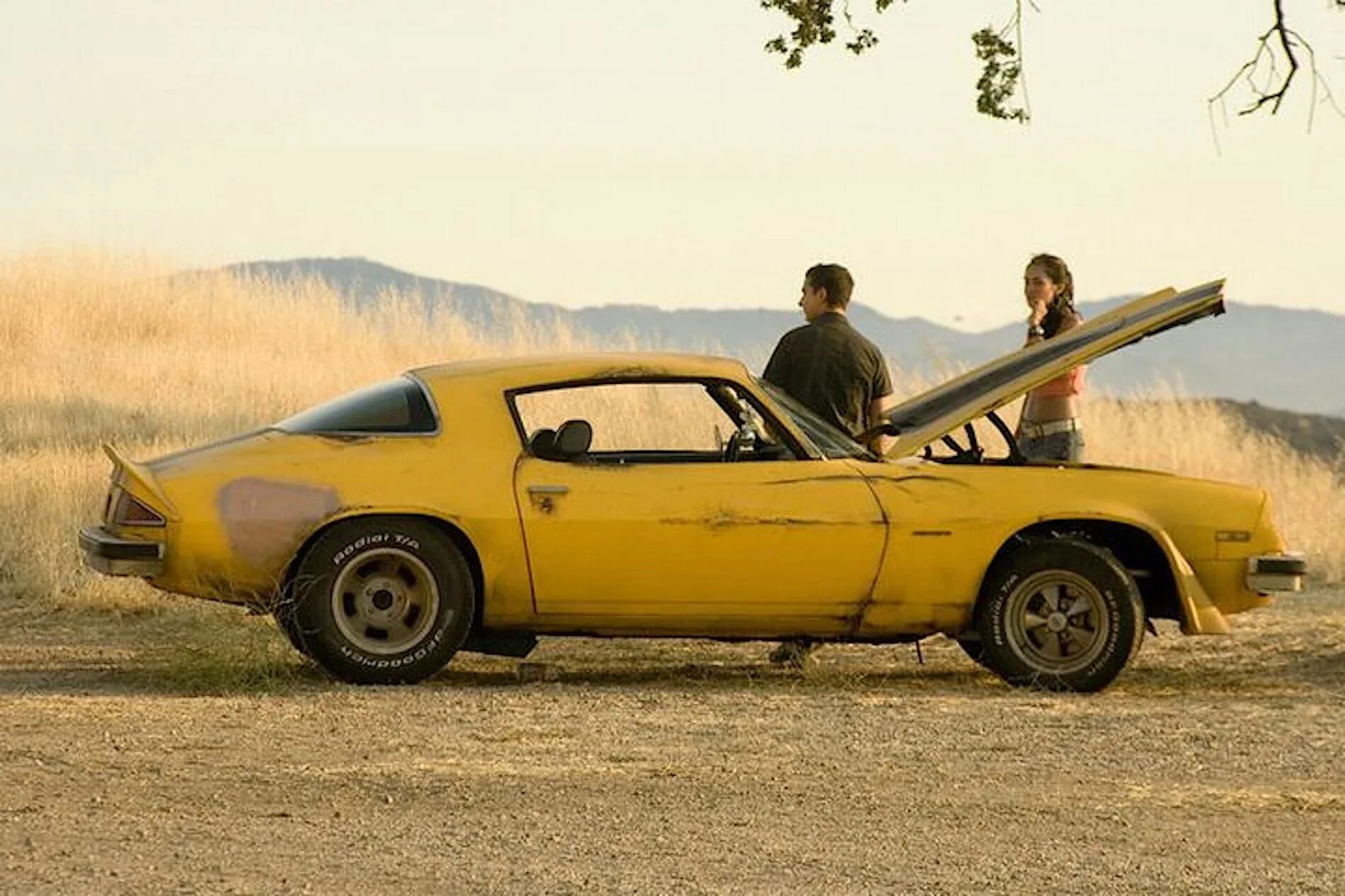 Автомобили бывшем употреблении. Chevrolet Camaro 1977 Бамблби. Бамблби Камаро 1976. Chevrolet Camaro 1977 из трансформеров. Chevrolet Camaro из трансформеров 1.