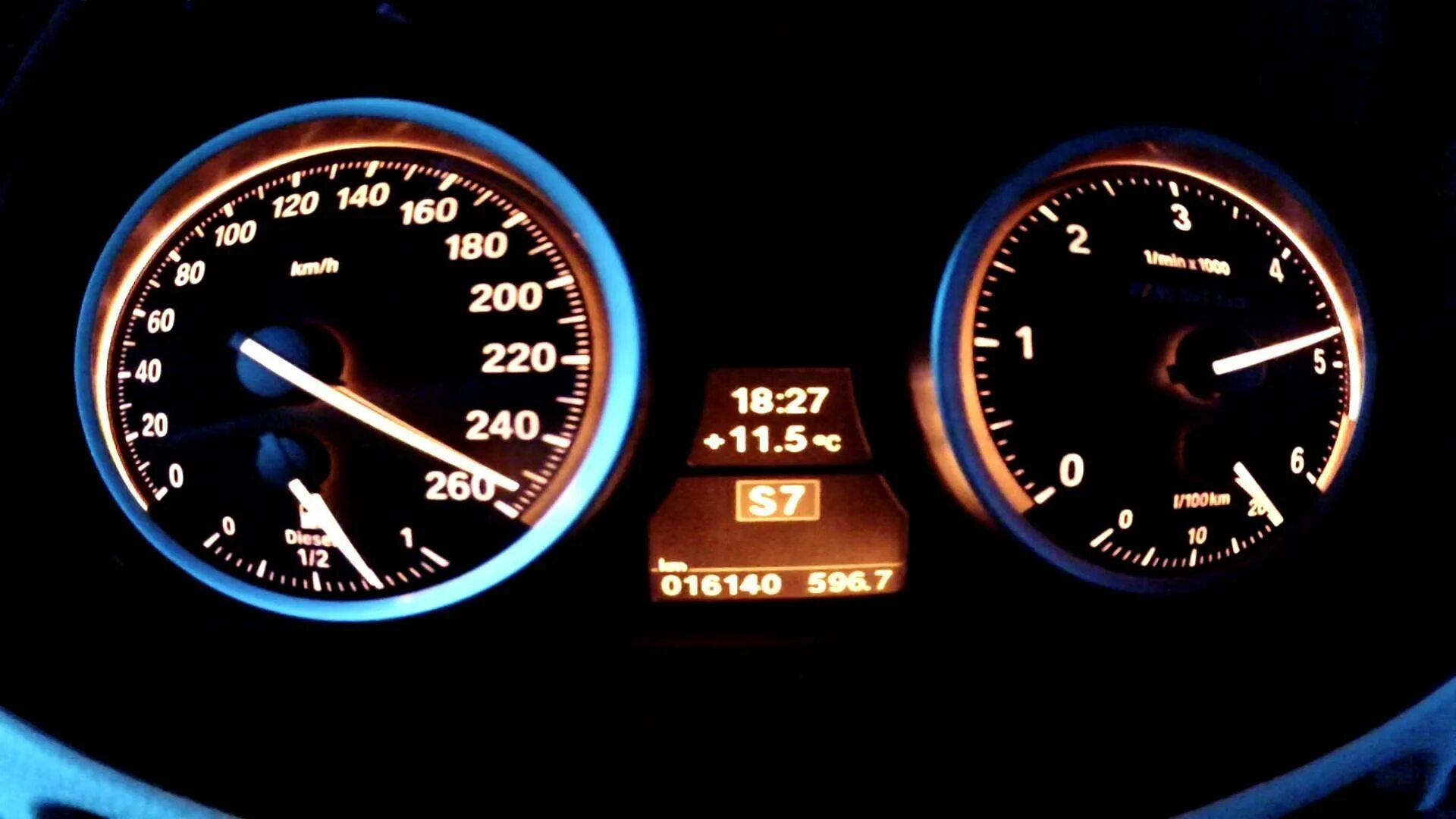 Максимальная скорость развитая человеком. Мерседес бенц спидометр 300 км. Спидометр bmw m5. Максимальная скорость человека км/ч. Bmw спидометр 200 км.