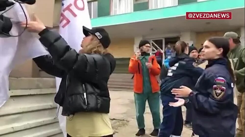 Бузова на донбассе. Бузова приехала на донбасс. бузова приехала в днр. награждение бойкота днр. бузова в днр.