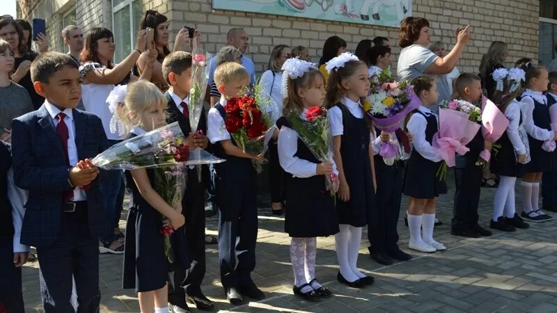 Школа начальная 54. Петровская школа СОШ. Выпускной в Пестревской школе. Выпускной 3 школа Петровск. Учителя Избердеевская СОШ.