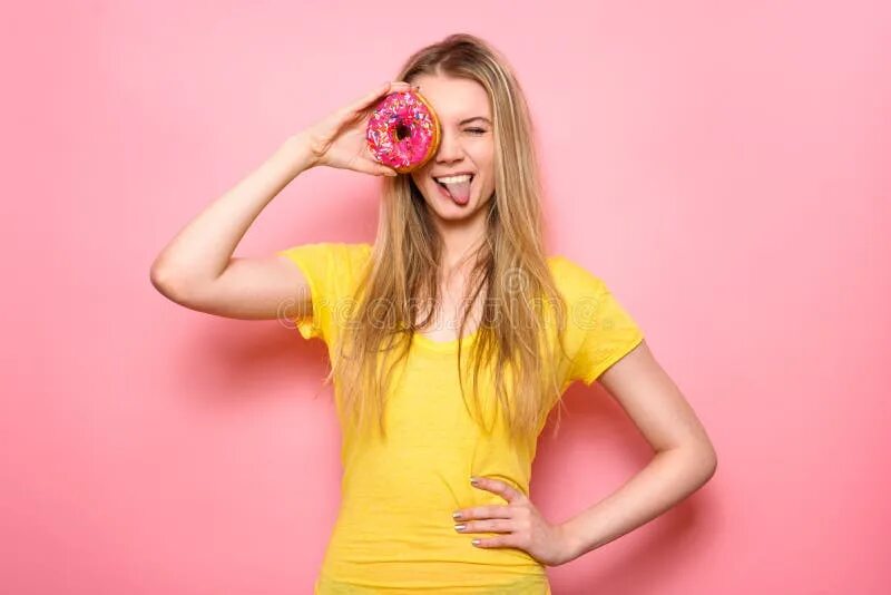 Donut girl. Фотосессия с пончиками. Donut girl. Donut girl. Девушка с пончиком.