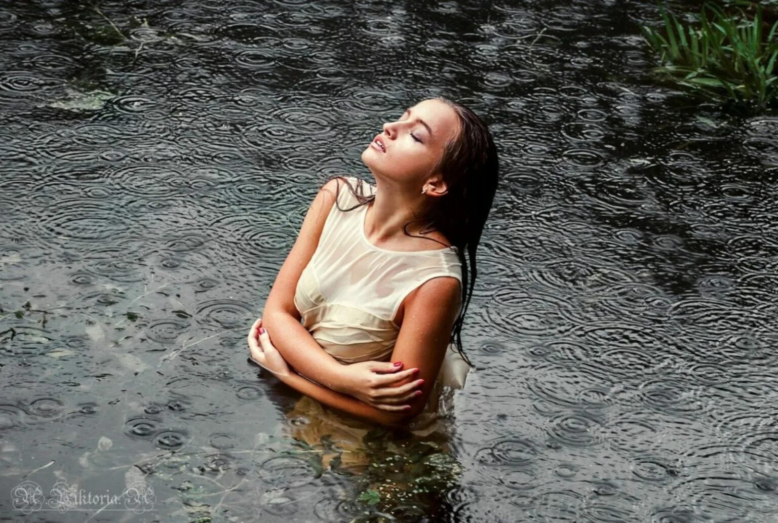 Девушка пода. Девушка под дождем. Фотосессия в водоеме. Фотосессия в воде в рубашке. Двушка в мокрой рубашке.