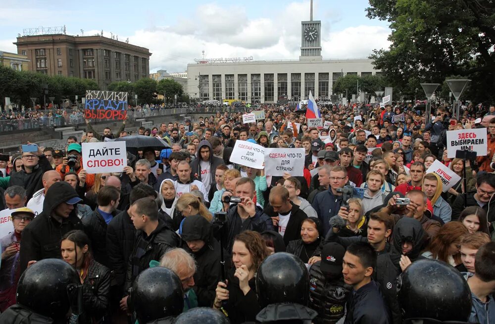 Митинг в Петербурге. Протесты в Санкт-Петербурге. Протесты в Питере. Митинги в Москве и Питере. Митинг на английском