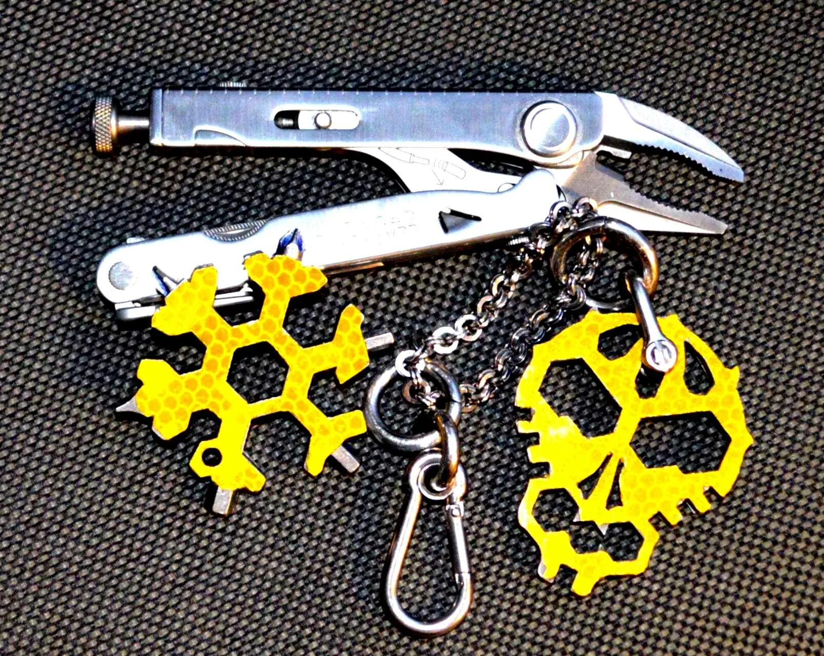 Edc мультитул. Брелок-мультитул edc. карабин мультитул edc. leatherman брелок. мультитул брелок leatherman.