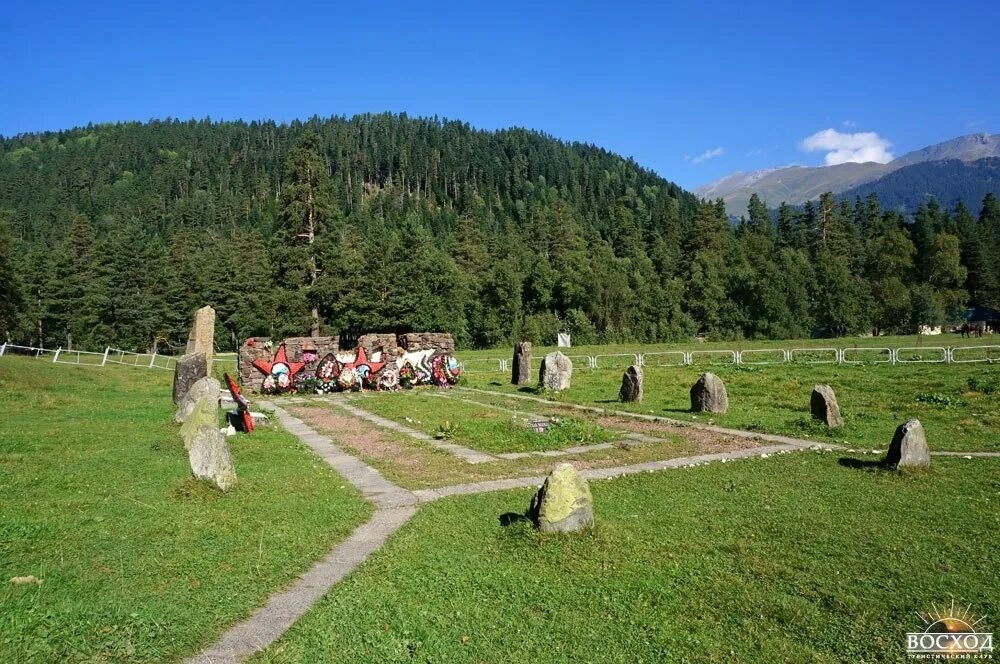 Поляна таулу. Поляна Таулу Архыз. Поляна Таулу в Архызе. Мемориал Поляны Таулу. Мемориальный комплекс на Поляне Таулу.