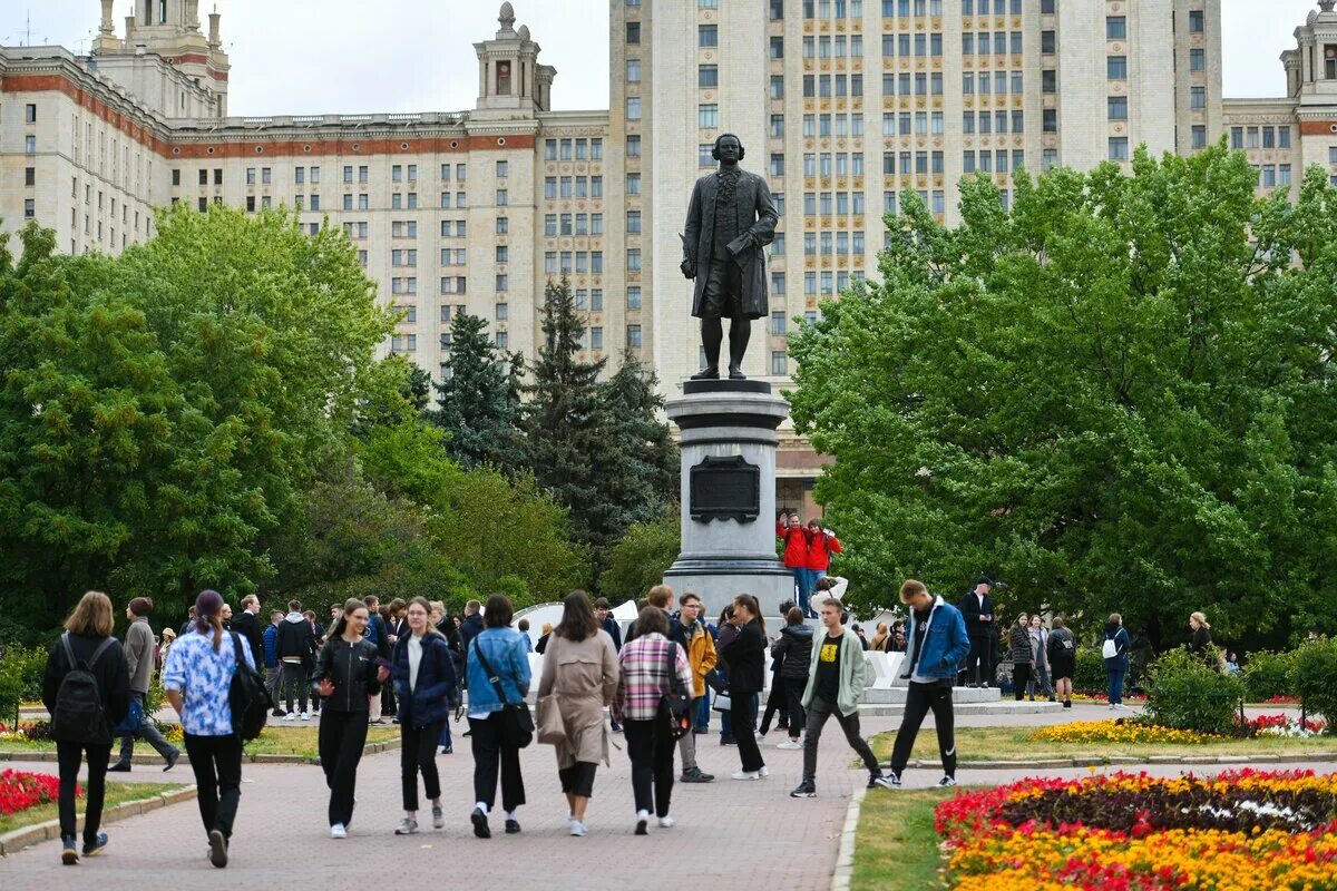 Мгу 22. МГУ студенты. Москва днем. День Московского университета.