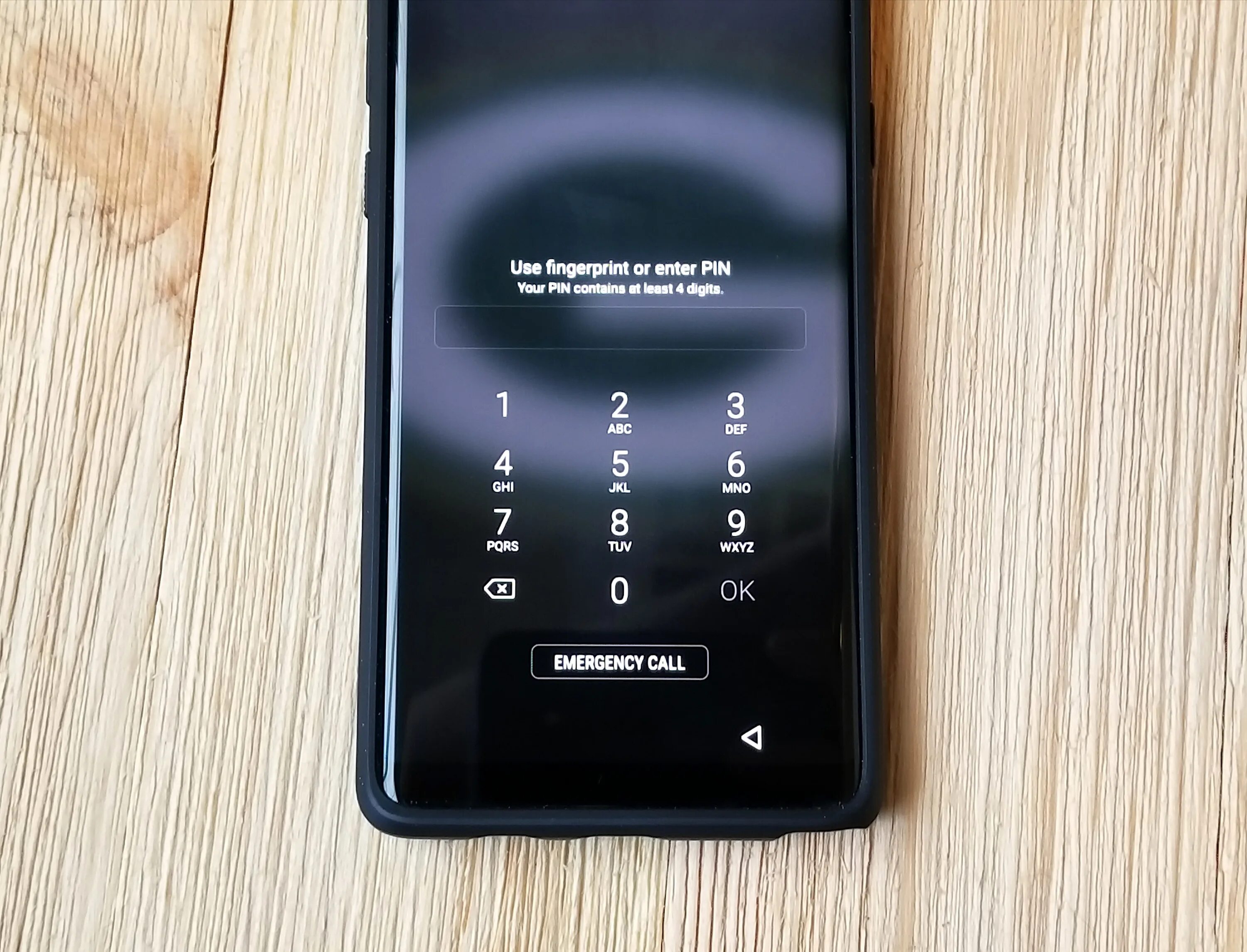 Смартфон с кнопкой SOS. Samsung Emergency Call. Кнопка экстренного вызова. Мобильный телефон с кнопкой экстренного вызова.