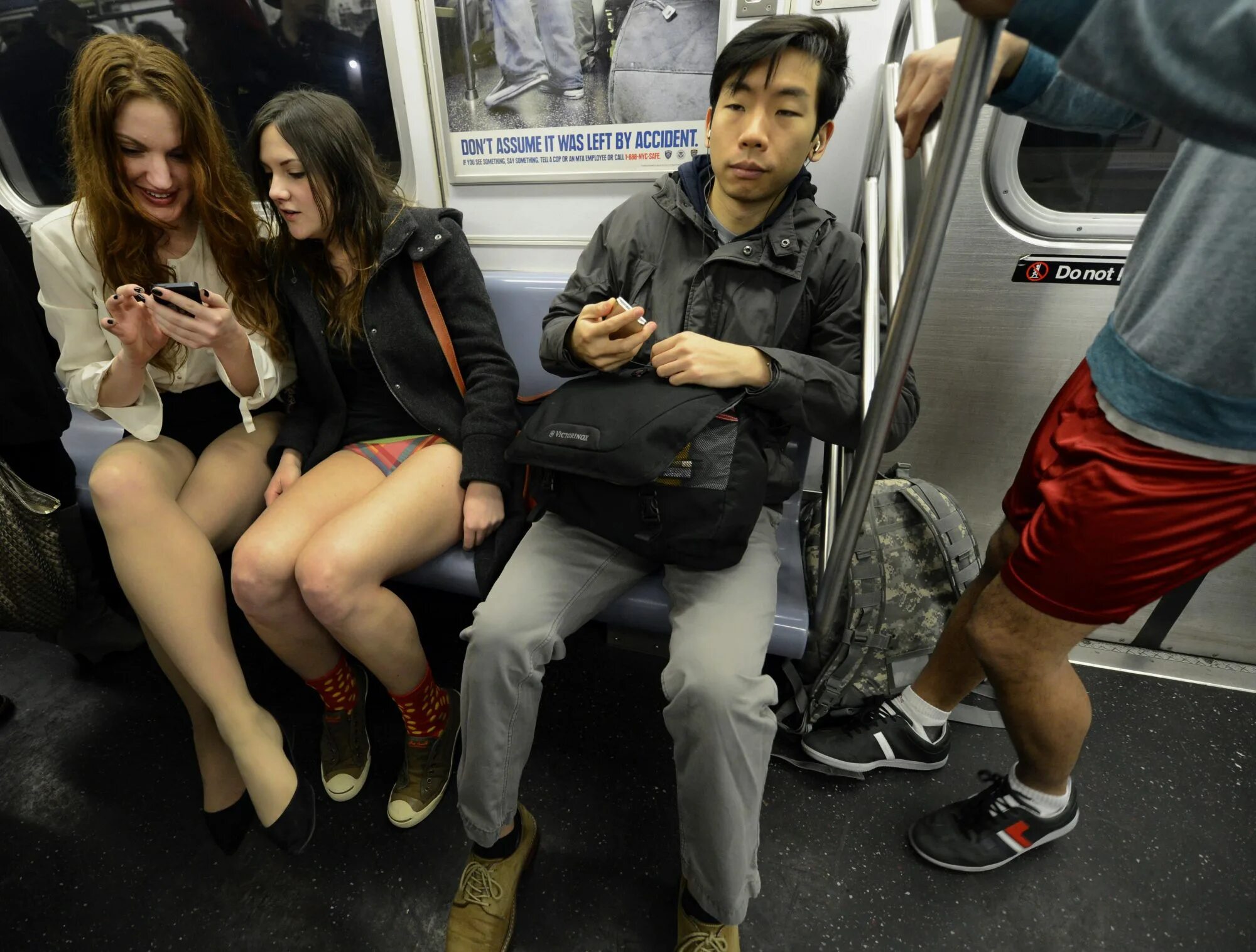 No Pants Subway Ride Москва. Нью Йорк метро без штанов. Девушки в метро. Public close