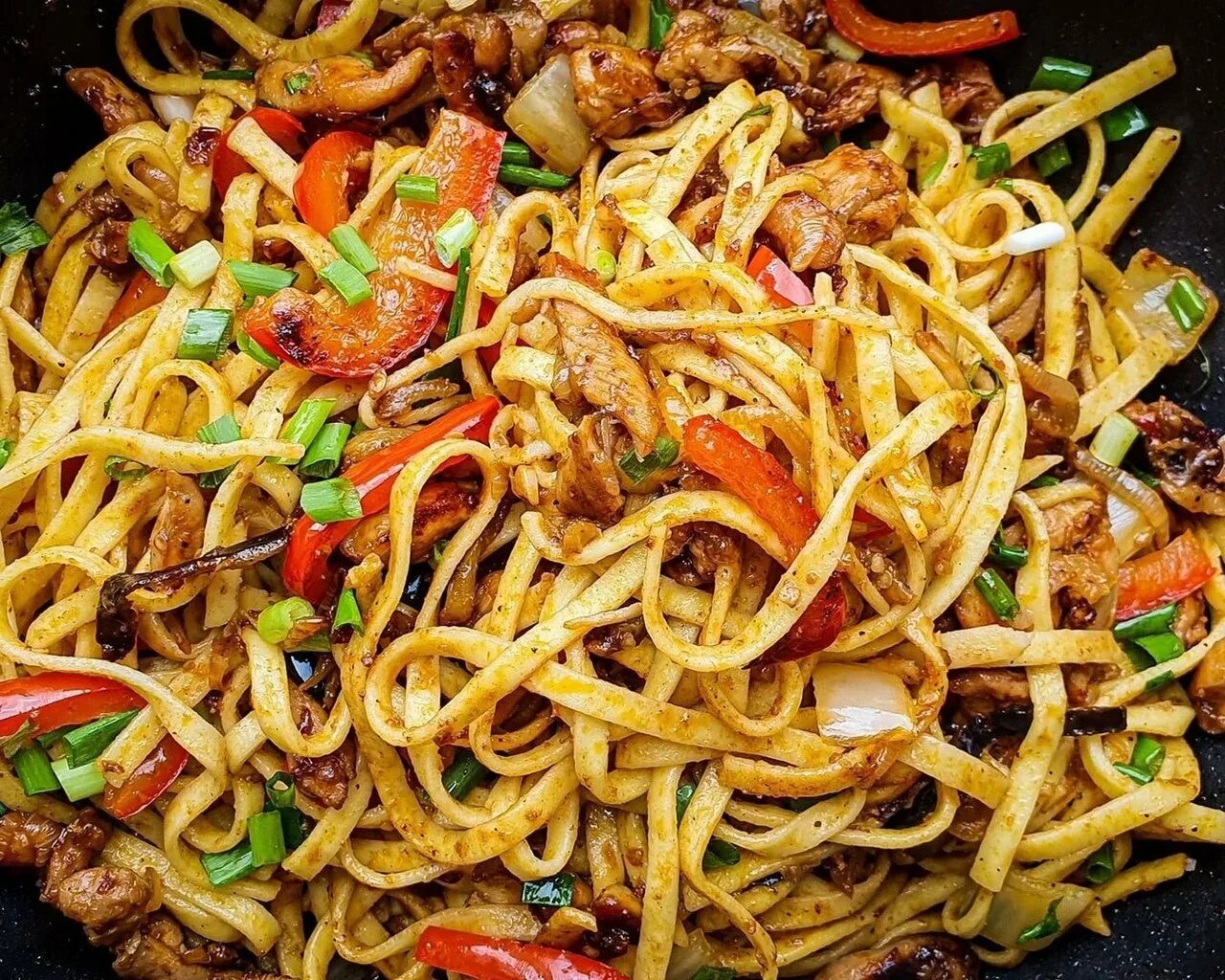 Фунчоза по-корейски. Фунчоза по-корейски. Толстая лапша со свининой. Фунчоза с курицей и овощами в соевом соусе. Wok со спаржей.