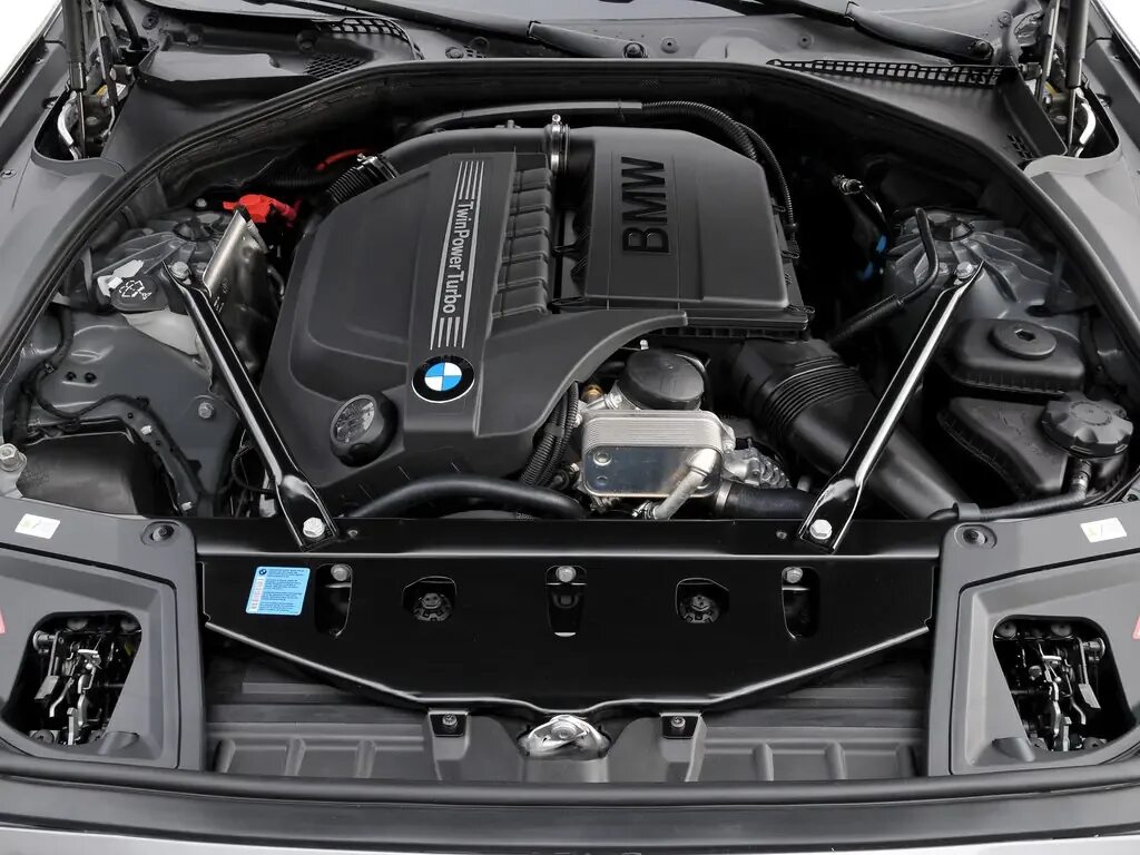 Моторы бмв х3. BMW f10 под капотом. BMW f10 n55. BMW 5 (f10) мотор. Мотор BMW f10.