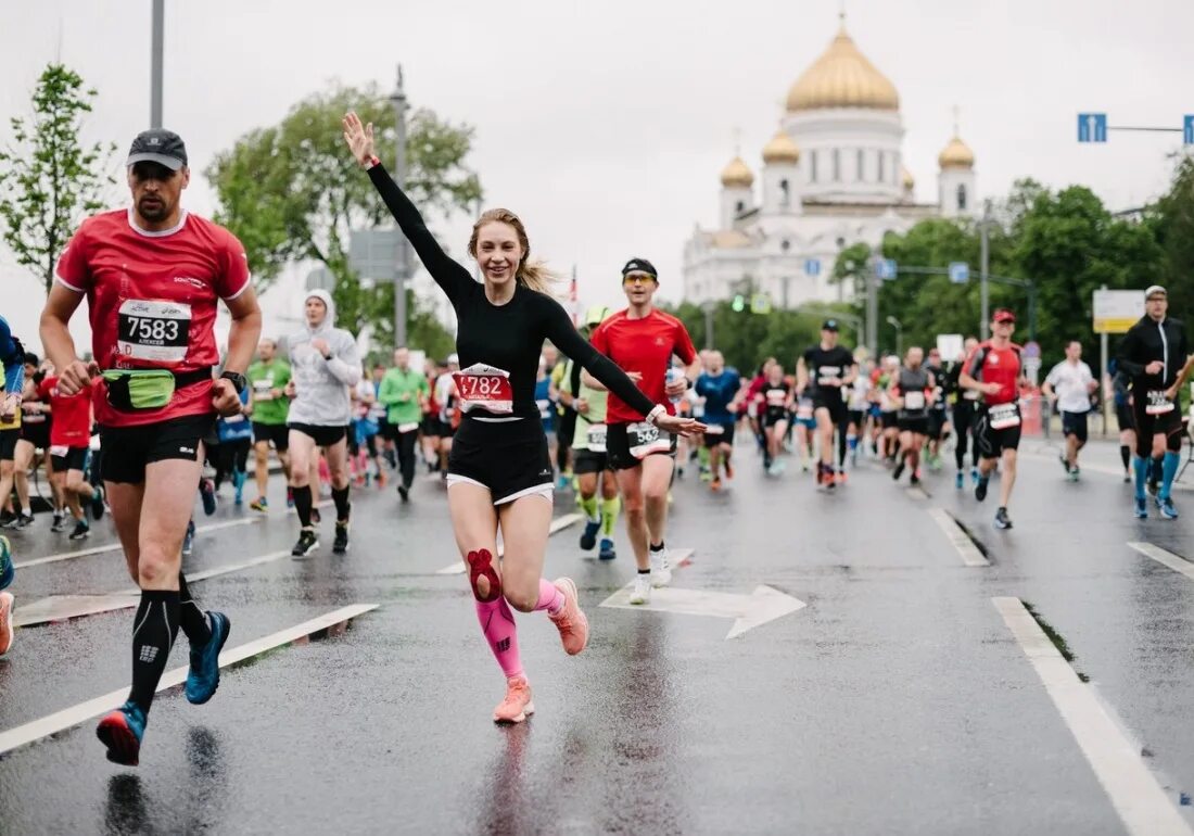 Марафон зарегистрироваться. Беговое сообщество московский полумарафон. московский полумарафон кремль. забег полумарафон. креативный забег.