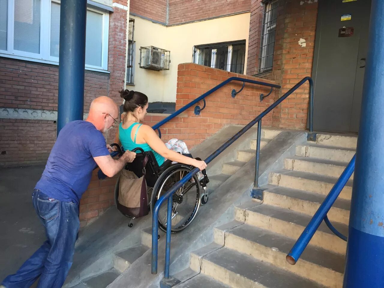 Пандус в квартире. Пандус пороговый tr501. Пандус резиновый перекатной рубикон 0-50х380х820мм. Пандус в квартире. Пандус в квартире.
