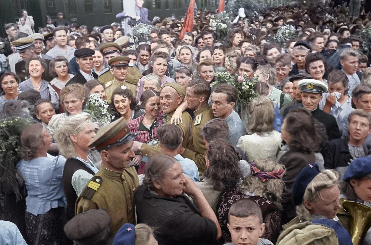 О победе советского народа в войне. Встреча воинов-победителей на белорусском вокзале 1945. Кадры Победы 1945. Фотохроника Победы 1945.