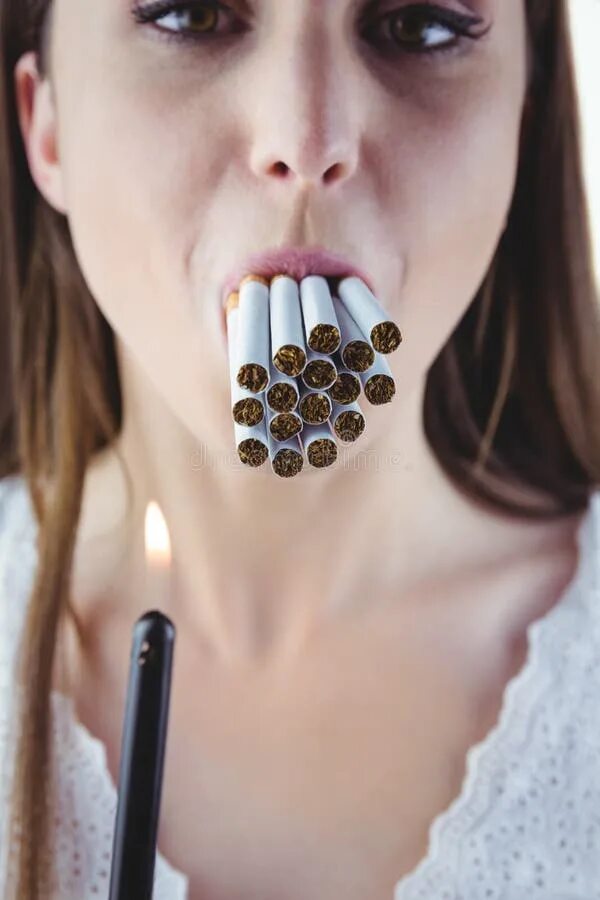 Сигареты пинк элефант. Женщина в киоске. Сигареты супер слим пинк. Самые прикольные сигареты. Сигареты розовые тонкие.