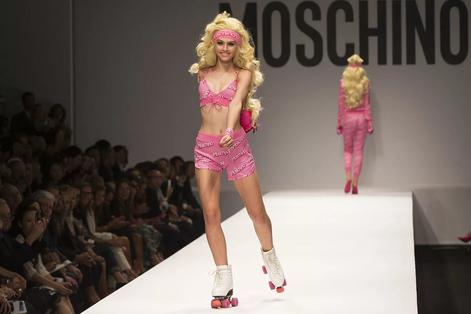 Moschino Barbie ss15. Moschino SS 2014. Кукла модный показ. Barbie Moschino показ мод. Барби подиум